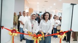 CEO AdMedika Dian Prambini (kiri) dan Plh. Direktur Utama RSUP Kemenkes Surabaya dr. Martha Muliana L.S., SH., MARS., M.H.Kes (kanan) saat prosesi pemotongan Pita Launching AdMedika VIP Lounge di RSUP Kemenkes Surabaya.