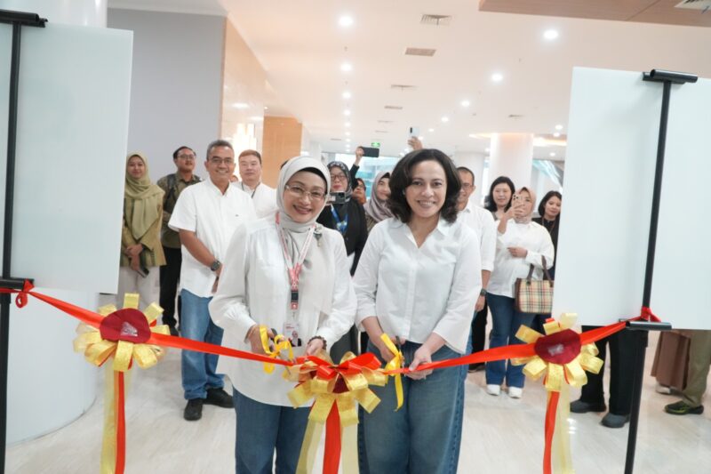 CEO AdMedika Dian Prambini (kiri) dan Plh. Direktur Utama RSUP Kemenkes Surabaya dr. Martha Muliana L.S., SH., MARS., M.H.Kes (kanan) saat prosesi pemotongan Pita Launching AdMedika VIP Lounge di RSUP Kemenkes Surabaya.