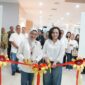 CEO AdMedika Dian Prambini (kiri) dan Plh. Direktur Utama RSUP Kemenkes Surabaya dr. Martha Muliana L.S., SH., MARS., M.H.Kes (kanan) saat prosesi pemotongan Pita Launching AdMedika VIP Lounge di RSUP Kemenkes Surabaya.