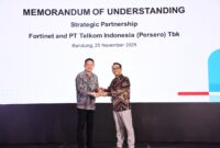 VP Global Strategic Partnership & Synergy Arfianto Ramadhian (kanan) saat memberikan cinderamata kepada Director Fortinet Indonesia Edwin Lim (kiri) pada acara seremoni penandatanganan MoU antara Telkom dan Fortinet di Bandung, pada Selasa (25/11).