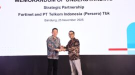 VP Global Strategic Partnership & Synergy Arfianto Ramadhian (kanan) saat memberikan cinderamata kepada Director Fortinet Indonesia Edwin Lim (kiri) pada acara seremoni penandatanganan MoU antara Telkom dan Fortinet di Bandung, pada Selasa (25/11).