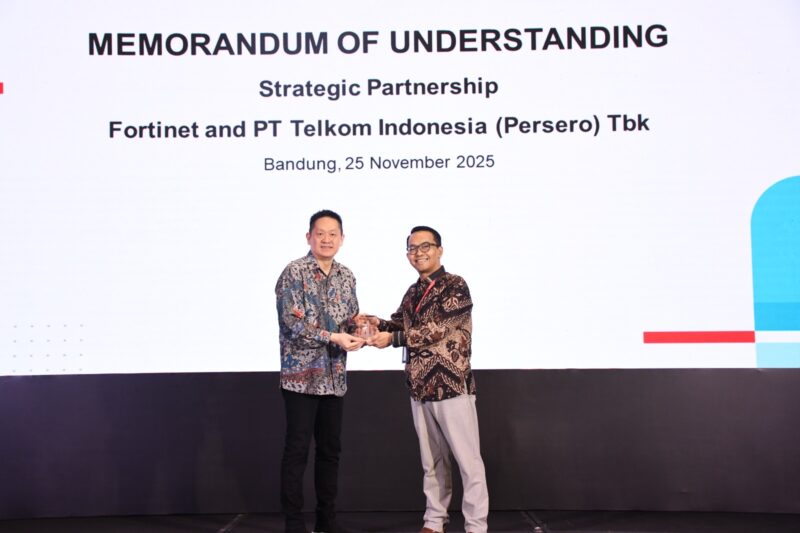 VP Global Strategic Partnership & Synergy Arfianto Ramadhian (kanan) saat memberikan cinderamata kepada Director Fortinet Indonesia Edwin Lim (kiri) pada acara seremoni penandatanganan MoU antara Telkom dan Fortinet di Bandung, pada Selasa (25/11).
