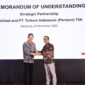 VP Global Strategic Partnership & Synergy Arfianto Ramadhian (kanan) saat memberikan cinderamata kepada Director Fortinet Indonesia Edwin Lim (kiri) pada acara seremoni penandatanganan MoU antara Telkom dan Fortinet di Bandung, pada Selasa (25/11).