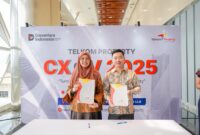 Direktur Bisnis Telkom Property Amini Kusumawati (kiri) dan CEO V-Green Indonesia Mai Truong Giang (kanan) saat melakukan penandatanganan (MoU) terkait kerja sama pengembangan Stasiun Pengisian Kendaraan Listrik Umum (SPKLU) di berbagai wilayah Indonesia di Jakarta pada Jumat (28/11).