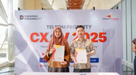 Direktur Bisnis Telkom Property Amini Kusumawati (kiri) dan CEO V-Green Indonesia Mai Truong Giang (kanan) saat melakukan penandatanganan (MoU) terkait kerja sama pengembangan Stasiun Pengisian Kendaraan Listrik Umum (SPKLU) di berbagai wilayah Indonesia di Jakarta pada Jumat (28/11).