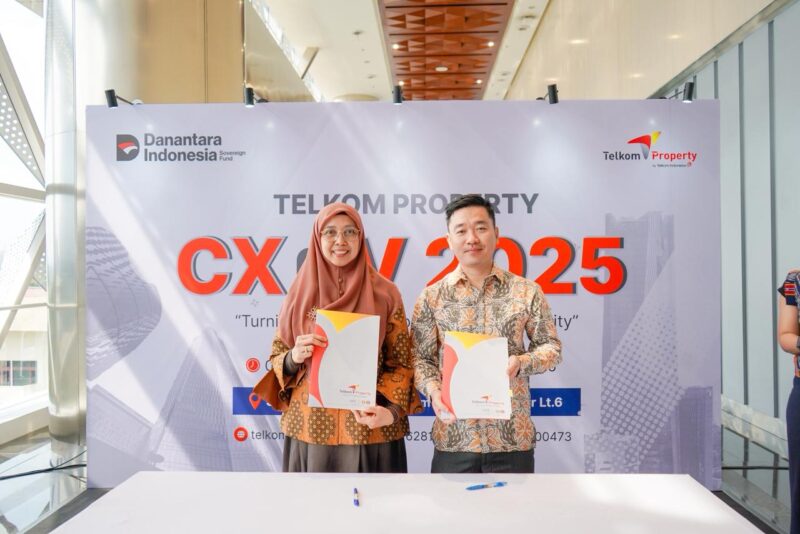 Direktur Bisnis Telkom Property Amini Kusumawati (kiri) dan CEO V-Green Indonesia Mai Truong Giang (kanan) saat melakukan penandatanganan (MoU) terkait kerja sama pengembangan Stasiun Pengisian Kendaraan Listrik Umum (SPKLU) di berbagai wilayah Indonesia di Jakarta pada Jumat (28/11).