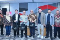 SM RSME Telkom Regional 2 Sonya Soraya (kedua dari kiri), Dekan School of Computer Science BINUS University Prof. Dr. Ir. Derwin Suhartono, S.Kom. (ketiga dari kiri), MTI, Direktur Inovasi dan Riset Berdampak Tinggi Universitas Indonesia Chairul Hudaya, Ph.D. (keempat dari kiri), Direktur Business Development dan Portfolio Management PT Pos indonesia Dr. Prasabri Pesti (keempat dari kanan), EVP Telkom Regional 2 Edie Kurniawan (ketiga dari kanan), Deputy EGM Digital Product Fauzan Feisal (kedua dari kanan) pada acara seminar Telkom AI Connect by Telkom Regional II di Jakarta, pada (29/10).