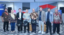 SM RSME Telkom Regional 2 Sonya Soraya (kedua dari kiri), Dekan School of Computer Science BINUS University Prof. Dr. Ir. Derwin Suhartono, S.Kom. (ketiga dari kiri), MTI, Direktur Inovasi dan Riset Berdampak Tinggi Universitas Indonesia Chairul Hudaya, Ph.D. (keempat dari kiri), Direktur Business Development dan Portfolio Management PT Pos indonesia Dr. Prasabri Pesti (keempat dari kanan), EVP Telkom Regional 2 Edie Kurniawan (ketiga dari kanan), Deputy EGM Digital Product Fauzan Feisal (kedua dari kanan) pada acara seminar Telkom AI Connect by Telkom Regional II di Jakarta, pada (29/10).