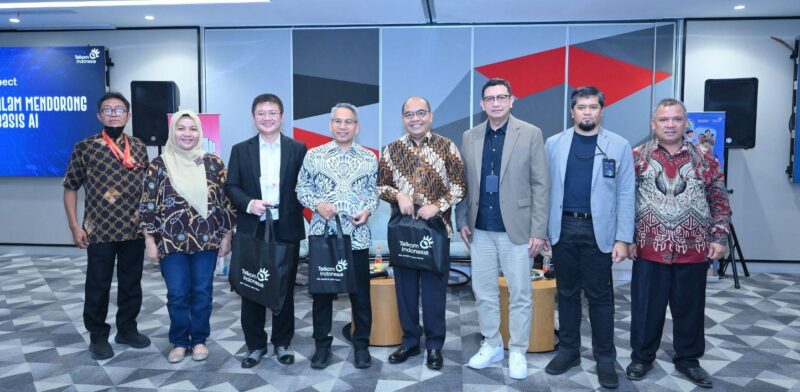 SM RSME Telkom Regional 2 Sonya Soraya (kedua dari kiri), Dekan School of Computer Science BINUS University Prof. Dr. Ir. Derwin Suhartono, S.Kom. (ketiga dari kiri), MTI, Direktur Inovasi dan Riset Berdampak Tinggi Universitas Indonesia Chairul Hudaya, Ph.D. (keempat dari kiri), Direktur Business Development dan Portfolio Management PT Pos indonesia Dr. Prasabri Pesti (keempat dari kanan), EVP Telkom Regional 2 Edie Kurniawan (ketiga dari kanan), Deputy EGM Digital Product Fauzan Feisal (kedua dari kanan) pada acara seminar Telkom AI Connect by Telkom Regional II di Jakarta, pada (29/10).