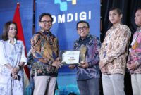 VP Corporate Communication Telkom Andri Herawan Sasoko (kanan) saat menerima penghargaan dari Inspektur Jenderal Kementerian Komunikasi dan Digital RI Dr. Arief Tri Hardiyanto (kiri) pada ajang Anugerah Media Humas (AMH) 2025 di Hotel Borobudur, Jakarta pada Rabu (12/11).