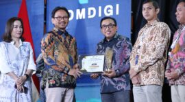 VP Corporate Communication Telkom Andri Herawan Sasoko (kanan) saat menerima penghargaan dari Inspektur Jenderal Kementerian Komunikasi dan Digital RI Dr. Arief Tri Hardiyanto (kiri) pada ajang Anugerah Media Humas (AMH) 2025 di Hotel Borobudur, Jakarta pada Rabu (12/11).
