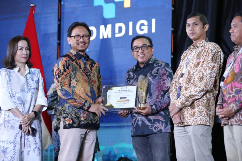 VP Corporate Communication Telkom Andri Herawan Sasoko (kanan) saat menerima penghargaan dari Inspektur Jenderal Kementerian Komunikasi dan Digital RI Dr. Arief Tri Hardiyanto (kiri) pada ajang Anugerah Media Humas (AMH) 2025 di Hotel Borobudur, Jakarta pada Rabu (12/11).