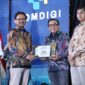 VP Corporate Communication Telkom Andri Herawan Sasoko (kanan) saat menerima penghargaan dari Inspektur Jenderal Kementerian Komunikasi dan Digital RI Dr. Arief Tri Hardiyanto (kiri) pada ajang Anugerah Media Humas (AMH) 2025 di Hotel Borobudur, Jakarta pada Rabu (12/11).