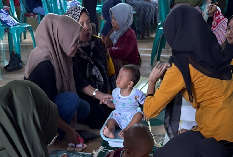 Kegiatan pemantauan perdana berbasis aplikasi Stunting Action Hub di Posyandu Desa Domiyang, Pekalongan, pada (8/10).