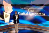 OVP Enterprise Regional Management Telkom Reni Yustiani saat menerima penghargaan Best Digital Solution for Enterprise Business” dari CNBC Indonesia, beberapa waktu yang lalu.