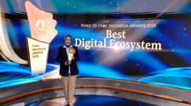 OVP Enterprise Regional Management Telkom Reni Yustiani saat menerima penghargaan Best Digital Solution for Enterprise Business” dari CNBC Indonesia, beberapa waktu yang lalu.
