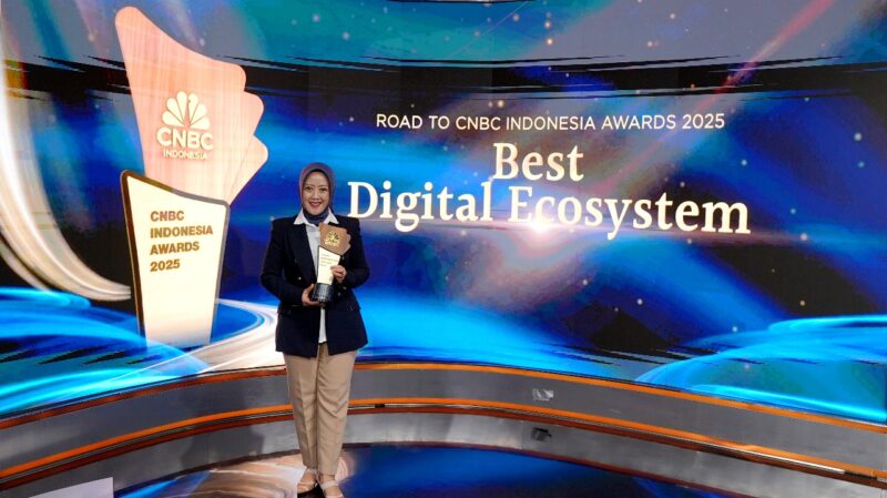 OVP Enterprise Regional Management Telkom Reni Yustiani saat menerima penghargaan Best Digital Solution for Enterprise Business” dari CNBC Indonesia, beberapa waktu yang lalu.