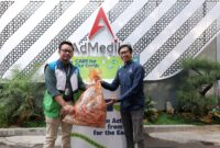 Corporate Relation Officer Waste4change Tamaro (kiri) dan PGS SM Corporate Secretary & Communication AdMedika Ardhana Puji Paramadharma (kanan) pada peresmian kerja sama program pengelolaan sampah berkelanjutan bertajuk “CARE for Our Earth”