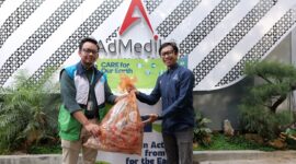 Corporate Relation Officer Waste4change Tamaro (kiri) dan PGS SM Corporate Secretary & Communication AdMedika Ardhana Puji Paramadharma (kanan) pada peresmian kerja sama program pengelolaan sampah berkelanjutan bertajuk “CARE for Our Earth”