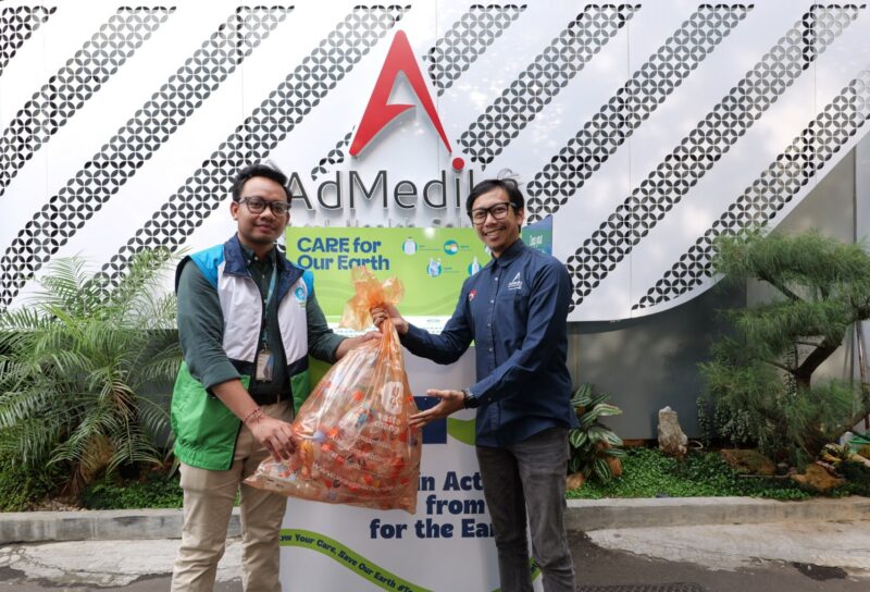 Corporate Relation Officer Waste4change Tamaro (kiri) dan PGS SM Corporate Secretary & Communication AdMedika Ardhana Puji Paramadharma (kanan) pada peresmian kerja sama program pengelolaan sampah berkelanjutan bertajuk “CARE for Our Earth”