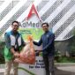 Corporate Relation Officer Waste4change Tamaro (kiri) dan PGS SM Corporate Secretary & Communication AdMedika Ardhana Puji Paramadharma (kanan) pada peresmian kerja sama program pengelolaan sampah berkelanjutan bertajuk “CARE for Our Earth”