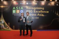 Chief Executive Officer (CEO) Telin Malaysia Taufiq Hussien dan Finance Manager Telin Malaysia Dony Septyharsono saat menerima penghargaan Juara 1 pada Lestari Awards 2025 kategori Relations to Local Communities yang berlangsung di Malaysia, beberapa waktu yang lalu.