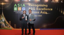 Chief Executive Officer (CEO) Telin Malaysia Taufiq Hussien dan Finance Manager Telin Malaysia Dony Septyharsono saat menerima penghargaan Juara 1 pada Lestari Awards 2025 kategori Relations to Local Communities yang berlangsung di Malaysia, beberapa waktu yang lalu.