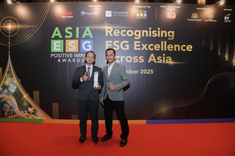 Chief Executive Officer (CEO) Telin Malaysia Taufiq Hussien dan Finance Manager Telin Malaysia Dony Septyharsono saat menerima penghargaan Juara 1 pada Lestari Awards 2025 kategori Relations to Local Communities yang berlangsung di Malaysia, beberapa waktu yang lalu.
