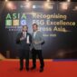Chief Executive Officer (CEO) Telin Malaysia Taufiq Hussien dan Finance Manager Telin Malaysia Dony Septyharsono saat menerima penghargaan Juara 1 pada Lestari Awards 2025 kategori Relations to Local Communities yang berlangsung di Malaysia, beberapa waktu yang lalu.