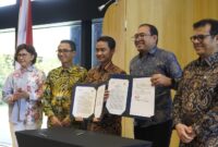 (kiri ke kanan) Rektor Universitas Gadjah Mada Prof. dr. Ova Emilia, M.Med.Ed., Sp.OG(K)., Ph.D., Direktur IT Digital Telkom Faizal Rochmad Djoemadi, Wakil Rektor Bidang Penelitian, Pengembangan Usaha, dan Kerja Sama UGM Dr. Danang Sri Hadmoko, S.Si., M.Sc., Senior General Manager Telkom Corporate University Muhammad Subhan Iswahyudi, dan Wakil Menteri Komunikasi dan Digital Indonesia Nezar Patria saat acara penandatanganan Memorandum of Understanding (MoU) dengan Universitas Gadjah Mada (UGM) yang dilaksanakan di Yogyakarta, pada Sabtu (15/11).