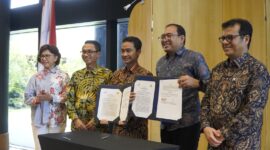 (kiri ke kanan) Rektor Universitas Gadjah Mada Prof. dr. Ova Emilia, M.Med.Ed., Sp.OG(K)., Ph.D., Direktur IT Digital Telkom Faizal Rochmad Djoemadi, Wakil Rektor Bidang Penelitian, Pengembangan Usaha, dan Kerja Sama UGM Dr. Danang Sri Hadmoko, S.Si., M.Sc., Senior General Manager Telkom Corporate University Muhammad Subhan Iswahyudi, dan Wakil Menteri Komunikasi dan Digital Indonesia Nezar Patria saat acara penandatanganan Memorandum of Understanding (MoU) dengan Universitas Gadjah Mada (UGM) yang dilaksanakan di Yogyakarta, pada Sabtu (15/11).
