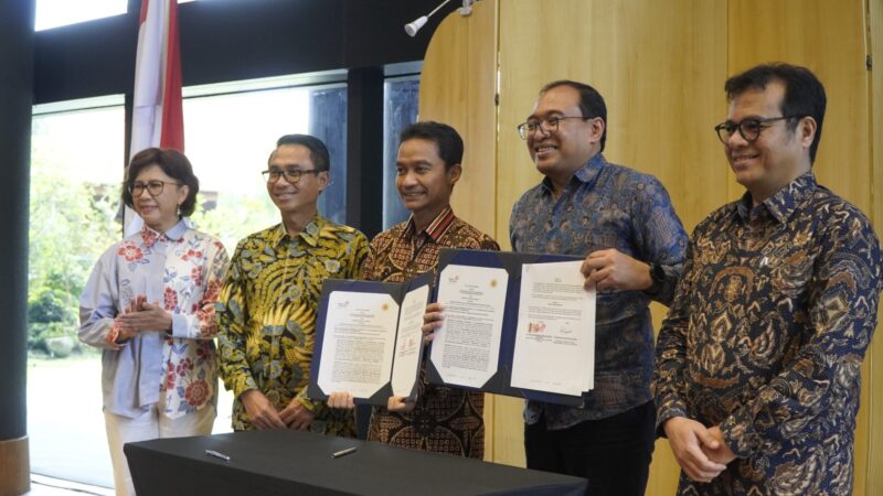 (kiri ke kanan) Rektor Universitas Gadjah Mada Prof. dr. Ova Emilia, M.Med.Ed., Sp.OG(K)., Ph.D., Direktur IT Digital Telkom Faizal Rochmad Djoemadi, Wakil Rektor Bidang Penelitian, Pengembangan Usaha, dan Kerja Sama UGM Dr. Danang Sri Hadmoko, S.Si., M.Sc., Senior General Manager Telkom Corporate University Muhammad Subhan Iswahyudi, dan Wakil Menteri Komunikasi dan Digital Indonesia Nezar Patria saat acara penandatanganan Memorandum of Understanding (MoU) dengan Universitas Gadjah Mada (UGM) yang dilaksanakan di Yogyakarta, pada Sabtu (15/11).
