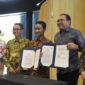 (kiri ke kanan) Rektor Universitas Gadjah Mada Prof. dr. Ova Emilia, M.Med.Ed., Sp.OG(K)., Ph.D., Direktur IT Digital Telkom Faizal Rochmad Djoemadi, Wakil Rektor Bidang Penelitian, Pengembangan Usaha, dan Kerja Sama UGM Dr. Danang Sri Hadmoko, S.Si., M.Sc., Senior General Manager Telkom Corporate University Muhammad Subhan Iswahyudi, dan Wakil Menteri Komunikasi dan Digital Indonesia Nezar Patria saat acara penandatanganan Memorandum of Understanding (MoU) dengan Universitas Gadjah Mada (UGM) yang dilaksanakan di Yogyakarta, pada Sabtu (15/11).