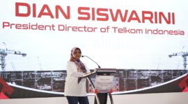 Direktur Utama Telkom Dian Siswarini saat memberikan paparan pada acara Topping Off Hyperscale Data Center (HDC) NeutraDC-Nxera Batam, Kamis (30/10) di Batam.