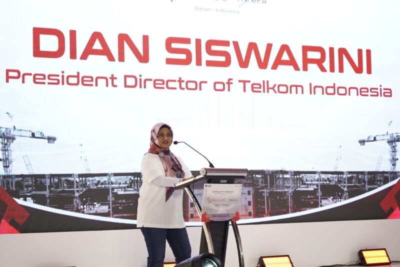Direktur Utama Telkom Dian Siswarini saat memberikan paparan pada acara Topping Off Hyperscale Data Center (HDC) NeutraDC-Nxera Batam, Kamis (30/10) di Batam.