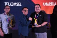 Direktur IT Digital Telkom Indonesia Faizal Rochmad Djoemadi saat memberikan penghargaan pada pemenang kategori “The Best Synergy Collaboration” pada acara Synergy Innovation Week 2025 di Bandung pada Kamis (27/11).