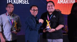Direktur IT Digital Telkom Indonesia Faizal Rochmad Djoemadi saat memberikan penghargaan pada pemenang kategori “The Best Synergy Collaboration” pada acara Synergy Innovation Week 2025 di Bandung pada Kamis (27/11).