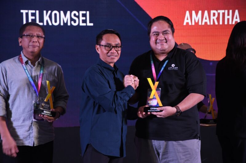 Direktur IT Digital Telkom Indonesia Faizal Rochmad Djoemadi saat memberikan penghargaan pada pemenang kategori “The Best Synergy Collaboration” pada acara Synergy Innovation Week 2025 di Bandung pada Kamis (27/11).