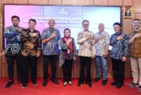 Direktur AdMedika Dian Prambini (keempat dari kiri) dan jajaran Dewan Penasihat Medis (DPM) pada acara penandatanganan Perjanjian Kerja Sama (PKS) untuk penambahan Dewan Penasihat Medis (DPM) sebagai medical expert untuk Medical Advisor Board (MAB) AdMedika pada Rabu  (5/11).
