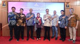 Direktur AdMedika Dian Prambini (keempat dari kiri) dan jajaran Dewan Penasihat Medis (DPM) pada acara penandatanganan Perjanjian Kerja Sama (PKS) untuk penambahan Dewan Penasihat Medis (DPM) sebagai medical expert untuk Medical Advisor Board (MAB) AdMedika pada Rabu  (5/11).