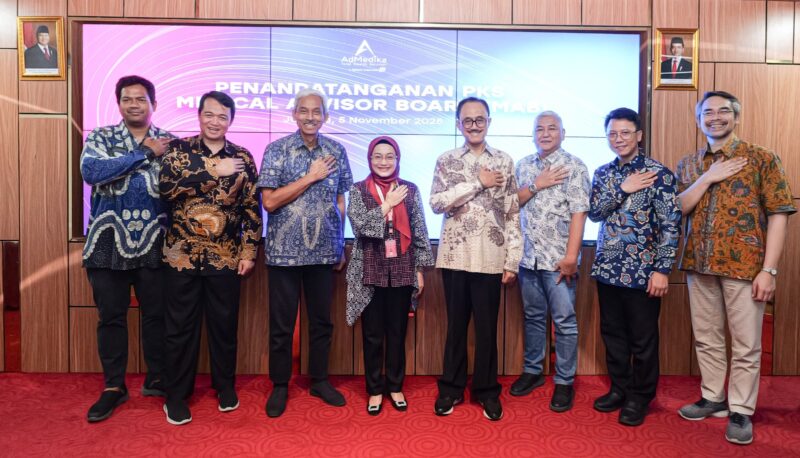 Direktur AdMedika Dian Prambini (keempat dari kiri) dan jajaran Dewan Penasihat Medis (DPM) pada acara penandatanganan Perjanjian Kerja Sama (PKS) untuk penambahan Dewan Penasihat Medis (DPM) sebagai medical expert untuk Medical Advisor Board (MAB) AdMedika pada Rabu  (5/11).