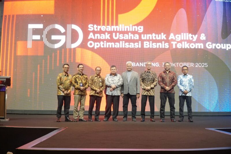 (kiri-kanan) Direktur IT Digital Telkom Faizal Rochmad Djomaedi, Deputi Akuntan Negara Badan Pengawasan Keuangan dan Keuangan (BPKP), Iwan Taufiq Purwanto, S.E., MBA, Jaksa Agung Muda Pembinaan, Dr. Hendro Dewanto, S.H., M.Hum, Kepala Badan Pengawasan Keuangan dan Pembangunan (BPKP) RI, Dr. Muhammad Yusuf Ateh, Ak., MBA., Dosen Fakultas Hukum Universitas Mataram, Muhammad Hayyanul Haq, SH., LLM., Ph.D., Direktur Legal & Compliance Telkom Andy Kelana, Direktur Strategic Business Development & Portfolio Telkom Seno Soemadji, dan Asisten Pemulihan Aset Kejaksaan Tinggi Kalimatan Selatan, Dr. Yudhi Kurniawan, S.H., M.H, pada acara “Forum Group Discussion: Streamlining Anak Usaha untuk Agility & Optimalisasi Bisnis Telkom”, pada Jumat (31/10) di Bandung.
