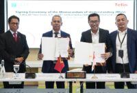 Menteri Transportasi dan Komunikasi / President of the CTL Board Miguel Manetelu (kedua dari kiri) dan CEO Telin Budi Satria Dharma Purba (kedua dari kanan) pada acara Penandatanganan Memorandum of Understanding (MoU) kolaborasi pengembangan infrastruktur dan konektivitas digital antara Timor-Leste dan Indonesia di Jakarta, pada Rabu (29/10).