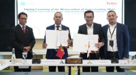 Menteri Transportasi dan Komunikasi / President of the CTL Board Miguel Manetelu (kedua dari kiri) dan CEO Telin Budi Satria Dharma Purba (kedua dari kanan) pada acara Penandatanganan Memorandum of Understanding (MoU) kolaborasi pengembangan infrastruktur dan konektivitas digital antara Timor-Leste dan Indonesia di Jakarta, pada Rabu (29/10).