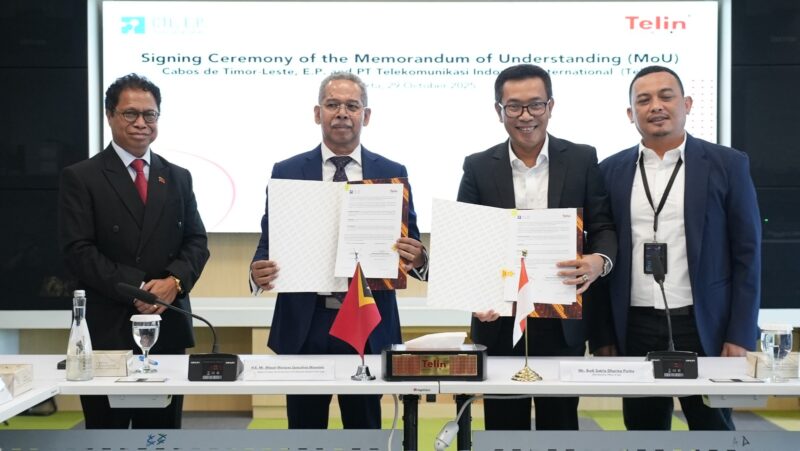 Menteri Transportasi dan Komunikasi / President of the CTL Board Miguel Manetelu (kedua dari kiri) dan CEO Telin Budi Satria Dharma Purba (kedua dari kanan) pada acara Penandatanganan Memorandum of Understanding (MoU) kolaborasi pengembangan infrastruktur dan konektivitas digital antara Timor-Leste dan Indonesia di Jakarta, pada Rabu (29/10).