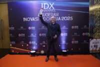 SM Community Involvement and Development Telkom Soni Galih Riadi saat menerima penghargaan pada ajang IDX Channel Anugerah Inovasi Indonesia 2025, di Jakarta, beberapa waktu yang lalu.
