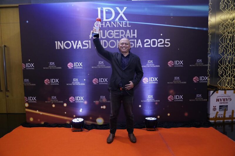 SM Community Involvement and Development Telkom Soni Galih Riadi saat menerima penghargaan pada ajang IDX Channel Anugerah Inovasi Indonesia 2025, di Jakarta, beberapa waktu yang lalu.