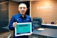 Direktur Utama Infomedia Eddy Sofryano menunjukkan penghargaan
