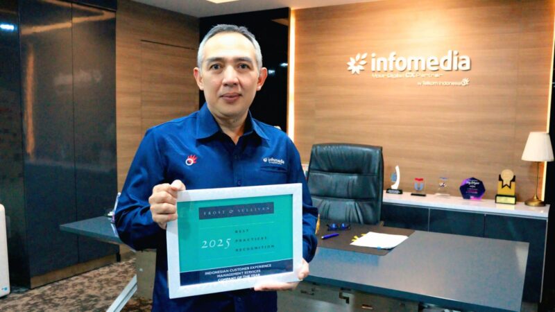 Direktur Utama Infomedia Eddy Sofryano menunjukkan penghargaan 