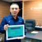 Direktur Utama Infomedia Eddy Sofryano menunjukkan penghargaan 